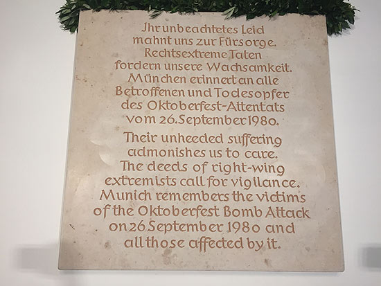 Die zweisprachige Gedenktafel hängt jetzt im Durchgang zum Prunkhof des Rathauses, rechts am Treppenaufgang (Foto: Martin Schmitz)